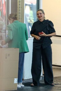 cameron-diaz-at-a-valet-parking-area-in-beverly-hills-07-25-2023-4.jpg