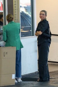 cameron-diaz-at-a-valet-parking-area-in-beverly-hills-07-25-2023-5.jpg