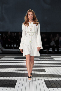 chanel-resort-2024-rozanne2.thumb.jpg.a9c45d09df9417c5f52ddd1b78fbcca1.jpg