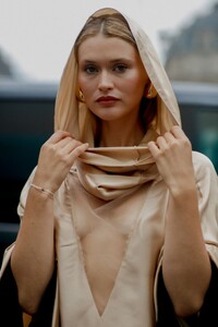 chloe-lecareux-arrives-at-stephane-rolland-fall-winter-23-24-haute-couture-show-in-paris-07-04-2023-1.jpg