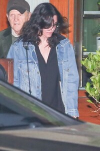 courteney-cox-celebrates-her-59th-birthday-with-jennifer-aniston-and-mary-mccormack-in-malibu-06-16-2023-2.jpg