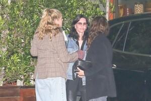 courteney-cox-celebrates-her-59th-birthday-with-jennifer-aniston-and-mary-mccormack-in-malibu-06-16-2023-4.jpg