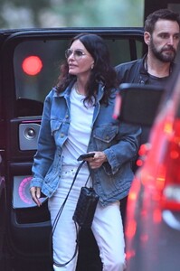 courteney-cox-out-for-dinner-at-pylos-greek-restaurant-in-new-york-07-26-2023-5.jpg