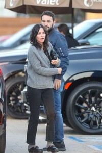 courtney-cox-arrives-for-dinner-at-nobu-in-malibu-06-28-2023-4.jpg