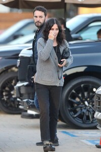 courtney-cox-arrives-for-dinner-at-nobu-in-malibu-06-28-2023-5.jpg