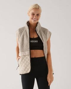 cropSEEK_FRTO1517OAT_SEEKER_SHERPA_VEST_0819_1.jpg