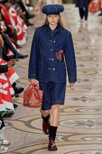 defile-kenzo-automne-hiver-2022-2023-paris-look-13.thumb.jpg.69295c7be6cf25b6a85b62a5b3fd977b.jpg