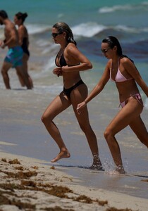 francesca-aiello-in-bikini-at-a-beach-in-miami-07-09-2021-1.jpg