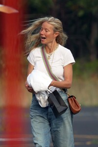 gwyneth-paltrow-aand-brad-falchuk-arrives-at-hamptons-heliport-06-30-2023-2.jpg