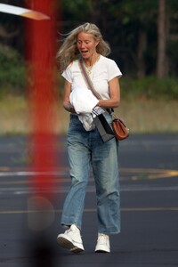 gwyneth-paltrow-aand-brad-falchuk-arrives-at-hamptons-heliport-06-30-2023-4.jpg