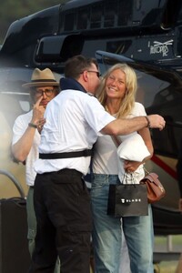 gwyneth-paltrow-aand-brad-falchuk-arrives-at-hamptons-heliport-06-30-2023-6.jpg