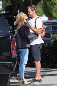 heidi-montag-and-spencer-pratt-out-in-malibu-05-01-2022-9.jpg