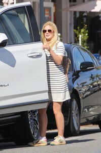 heidi-montag-out-and-about-in-santa-monica-12-09-2022-5.jpg