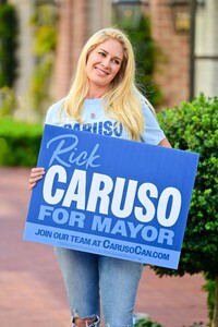 heidi-montag-show-support-for-rick-caruso-s-campaign-for-mayor-of-los-angeles-03-30-2022-6.thumb.jpg.6beb3b2bcc1e9384a1a16dc89a732931.jpg