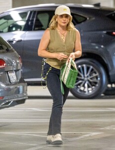 hilary-duff-shopping-at-whole-foods-in-sherman-oaks-06-30-2023-3.jpg