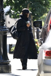 irina-shayk-getting-into-an-suv-in-new-york-07-28-2023-2.jpg