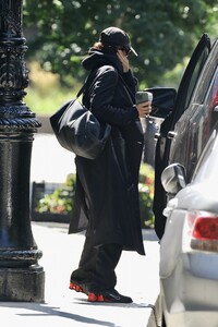 irina-shayk-getting-into-an-suv-in-new-york-07-28-2023-7.jpg