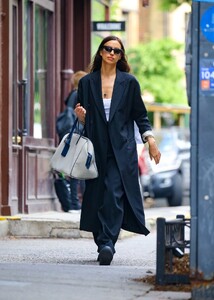 irina-shayk-out-and-about-in-new-york-06-09-2023-2.jpg