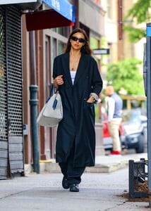 irina-shayk-out-and-about-in-new-york-06-09-2023-3.jpg