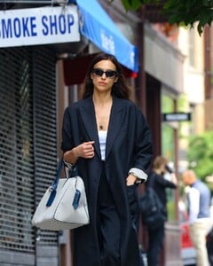 irina-shayk-out-in-new-york-06-09-2023-2.jpg