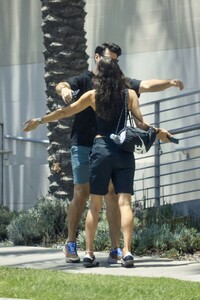 irina-shayk-out-with-a-friend-in-los-angeles-07-21-2023-2.jpg