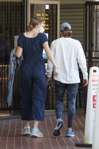 jennifer-garner-and-violet-affleck-at-a-pharmacy-in-brentwood-07-10-2023-0.jpg