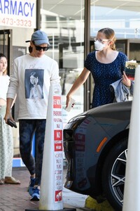 jennifer-garner-and-violet-affleck-at-a-pharmacy-in-brentwood-07-10-2023-2.jpg