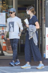 jennifer-garner-and-violet-affleck-at-a-pharmacy-in-brentwood-07-10-2023-7.jpg