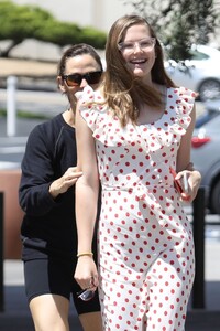 jennifer-garner-and-violet-affleck-out-shopping-at-eyeglass-store-in-pacific-palisades-06-26-2023-1.jpg