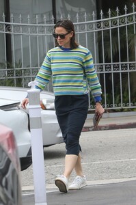 jennifer-garner-heading-to-a-meeting-at-country-mart-in-santa-monica-06-16-2023-0.jpg