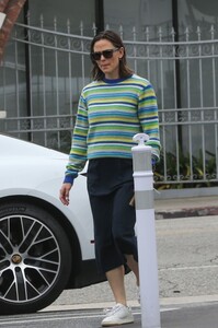 jennifer-garner-heading-to-a-meeting-at-country-mart-in-santa-monica-06-16-2023-1.jpg