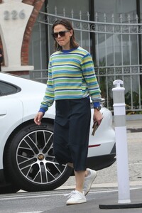 jennifer-garner-heading-to-a-meeting-at-country-mart-in-santa-monica-06-16-2023-4.jpg