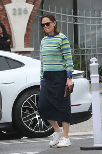 jennifer-garner-heading-to-a-meeting-at-country-mart-in-santa-monica-06-16-2023-5.jpg