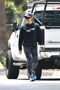 jennifer-garner-out-on-morning-walk-in-brentwood-07-22-2023-1.jpg