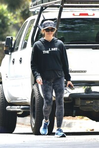 jennifer-garner-out-on-morning-walk-in-brentwood-07-22-2023-2.jpg