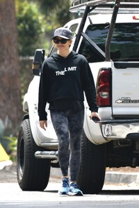 jennifer-garner-out-on-morning-walk-in-brentwood-07-22-2023-4.jpg