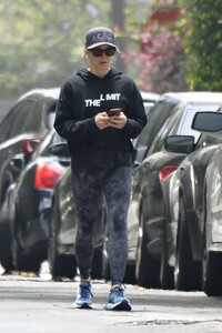 jennifer-garner-out-on-morning-walk-in-brentwood-07-22-2023-5.jpg