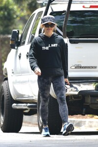 jennifer-garner-out-on-morning-walk-in-brentwood-07-22-2023-6.jpg