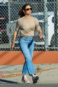 jennifer-garner-shopping-at-sprouts-market-in-los-angeles-07-19-2023-0.jpg