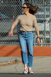 jennifer-garner-shopping-at-sprouts-market-in-los-angeles-07-19-2023-1.jpg