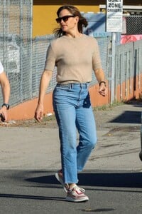 jennifer-garner-shopping-at-sprouts-market-in-los-angeles-07-19-2023-2.jpg