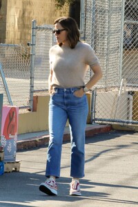 jennifer-garner-shopping-at-sprouts-market-in-los-angeles-07-19-2023-4.jpg