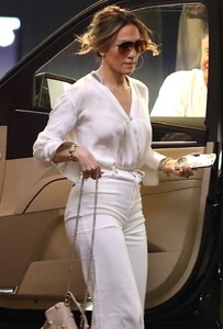 jennifer-lopez-arrives-at-an-office-building-in-los-angeles-07-20-2023-4.jpg