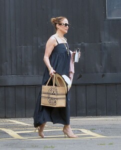 jennifer-lopez-arrives-at-heliport-in-new-york-07-02-2023-0.jpg