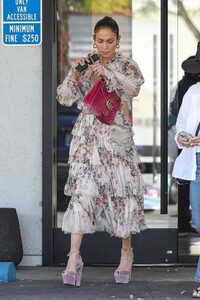 jennifer-lopez-arrives-at-kohler-store-in-los-angeles-06-29-2023-8.jpg