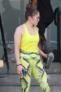 jennifer-lopez-arrives-at-tracy-anderson-studio-in-studio-city-07-19-2023-2.jpg