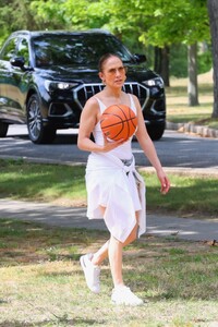 jennifer-lopez-enjoys-4th-of-july-holiday-in-the-hamptons-07-04-2023-3.jpg