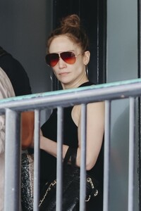 jennifer-lopez-leaves-a-gym-in-studio-city-07-21-2023-5.jpg