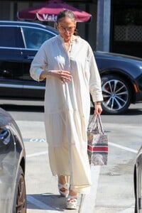 jennifer-lopez-out-shopping-in-west-hollywood-06-16-2023-0.jpg