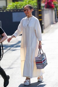 jennifer-lopez-out-shopping-in-west-hollywood-06-16-2023-3.jpg